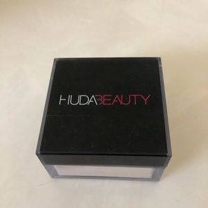 Huda beauty bake powder
